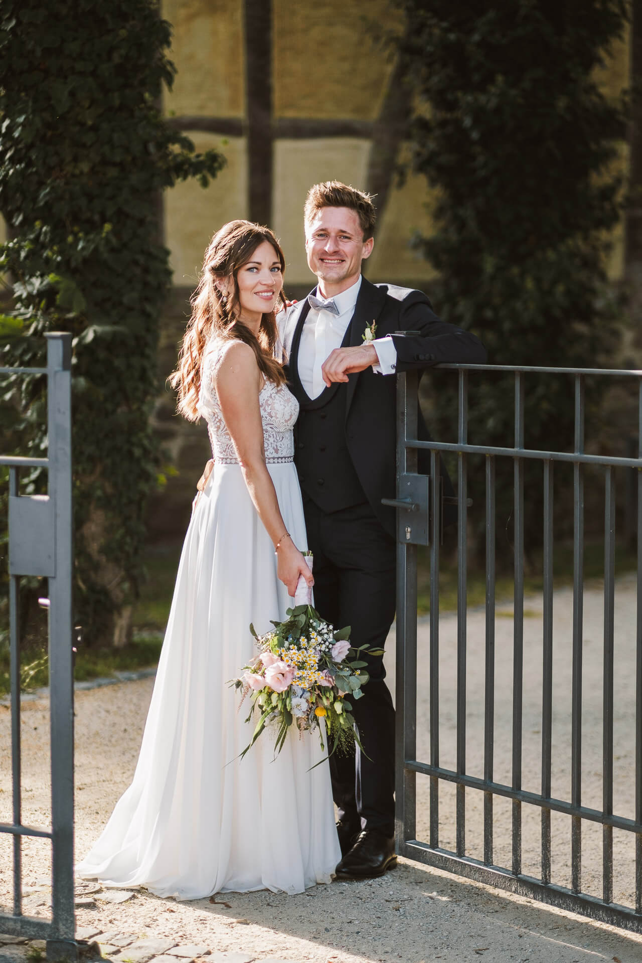 brautpaar am tor bei seiner hochzeit im schloss romrod