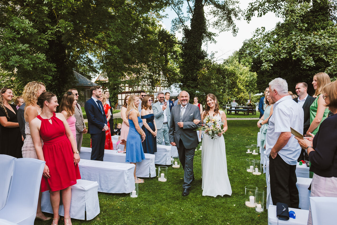 einzug braut mit ihrem vater im schlosspark romrod